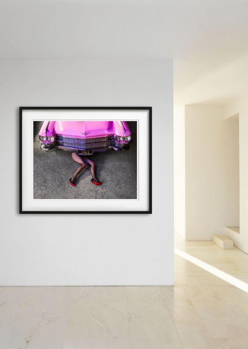 Beine unter einem Cadillac, fotografiert von Tyler Shields.

Alle Drucke sind in limitierter Auflage erhältlich. Erhältlich in mehreren Größen. Hochwertige Einrahmung auf Anfrage.

Alle Drucke werden von der Künstlerin oder dem Künstler angefertigt