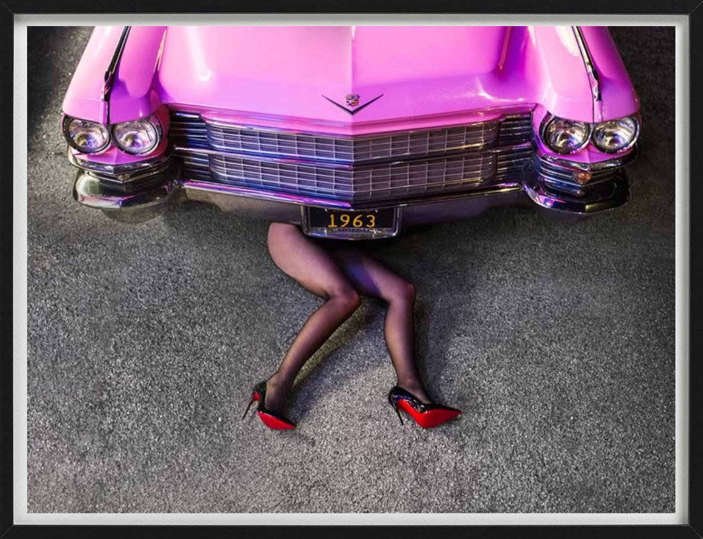 Cadillac Legs - Frau in Heels unter rosa Auto liegend, Kunstfotografie 2025 im Angebot 1