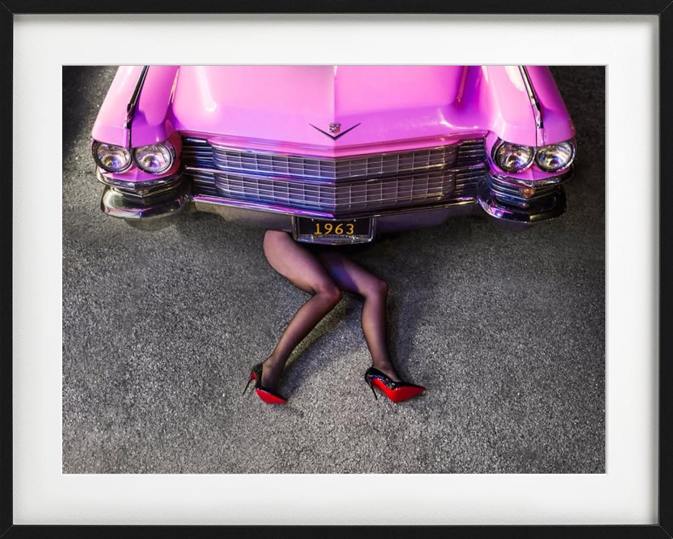 Cadillac Legs - Frau in Heels unter rosa Auto liegend, Kunstfotografie 2025 im Angebot 2