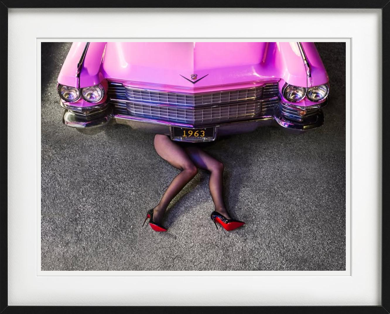 Cadillac Legs - Frau in Heels unter rosa Auto liegend, Kunstfotografie 2025 im Angebot 3