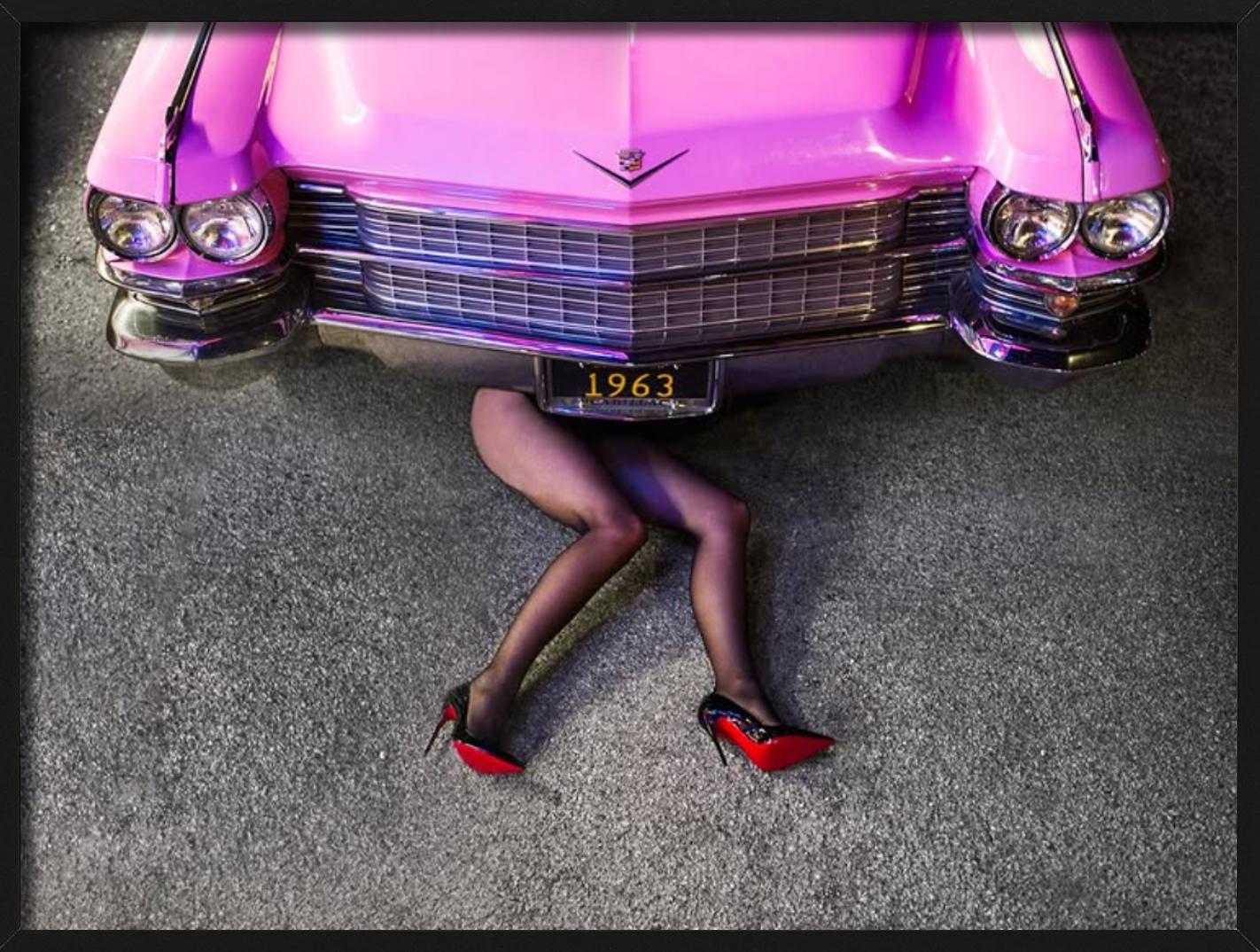 Cadillac Legs - Frau in Heels unter rosa Auto liegend, Kunstfotografie 2025 im Angebot 4