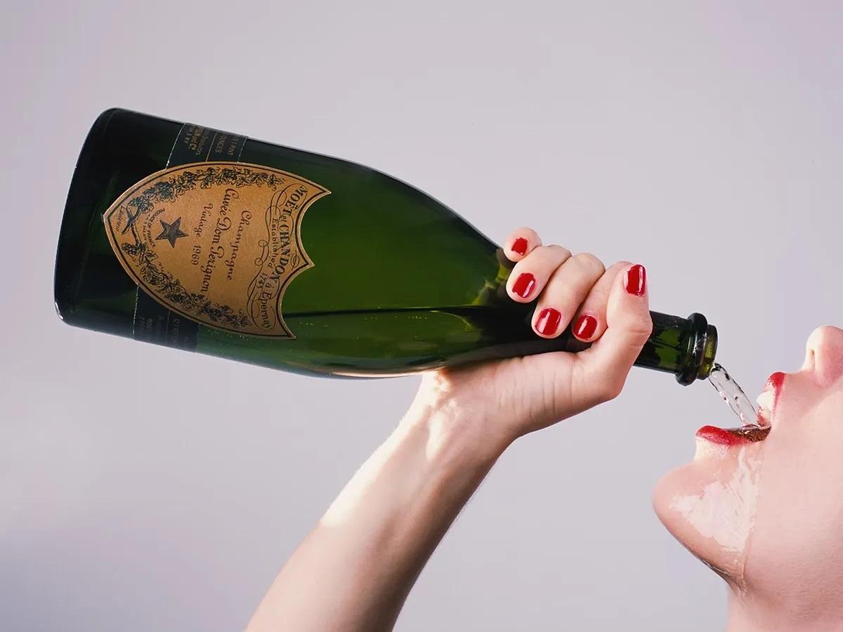 Bottiglia di champagne (opera d'arte di Tyler Shields) in vendita 1