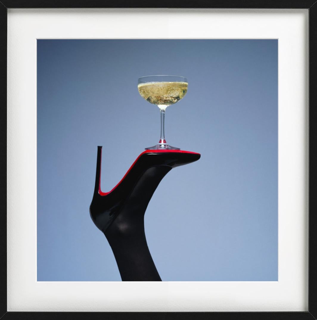 Champagner High Heel - Schwarzer High Heel mit Champagner Champagner, Kunstfotografie, 2014 (Zeitgenössisch), Photograph, von Tyler Shields