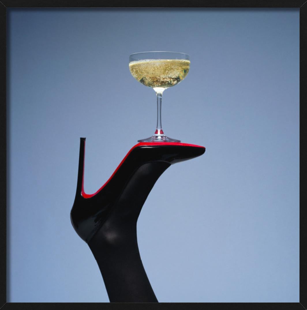 Champagner High Heel - Schwarzer High Heel mit Champagner Champagner, Kunstfotografie, 2014 (Violett), Figurative Photograph, von Tyler Shields