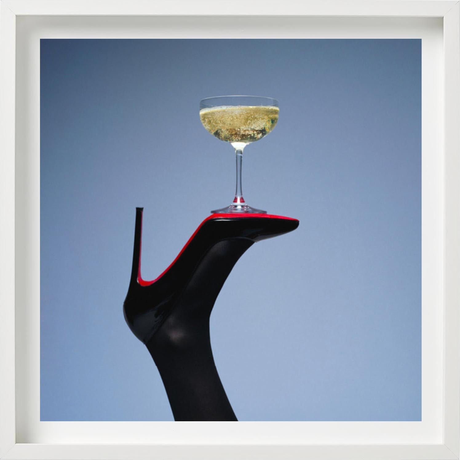Champagner High Heel - Schwarzer High Heel mit Champagner Champagner, Kunstfotografie, 2014 im Angebot 1