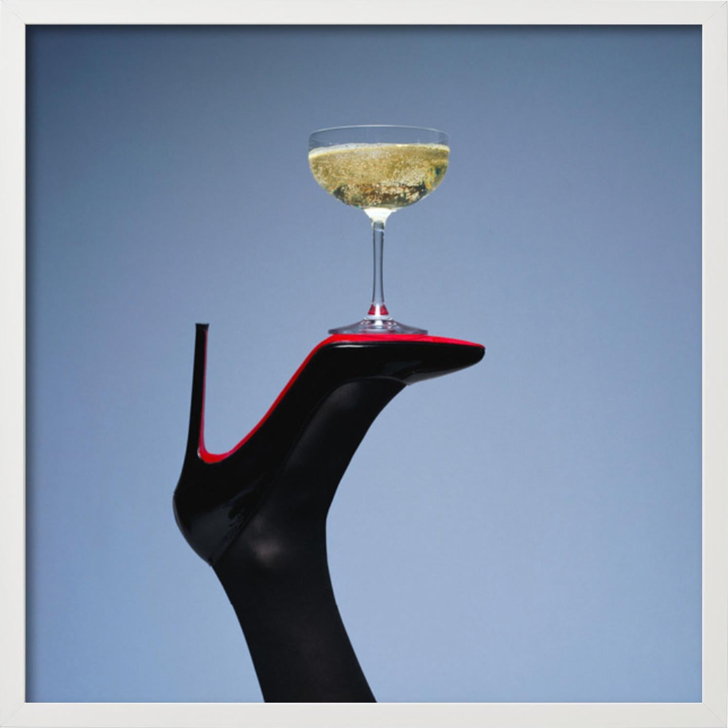 Champagner High Heel - Schwarzer High Heel mit Champagner Champagner, Kunstfotografie, 2014 im Angebot 2