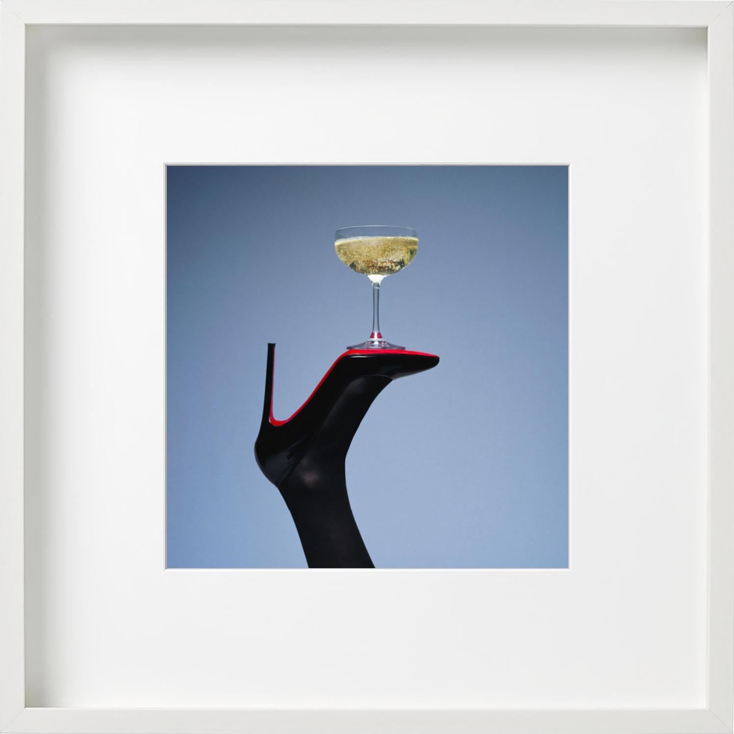 Champagner High Heel - Schwarzer High Heel mit Champagner Champagner, Kunstfotografie, 2014 im Angebot 3