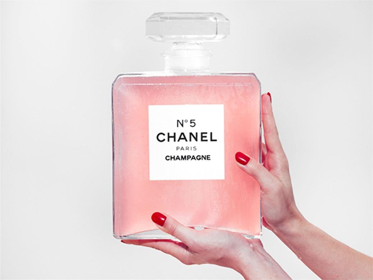 Chanel Champagnergriffe von Tyler Shields – gerahmte Fotografie im Angebot 1