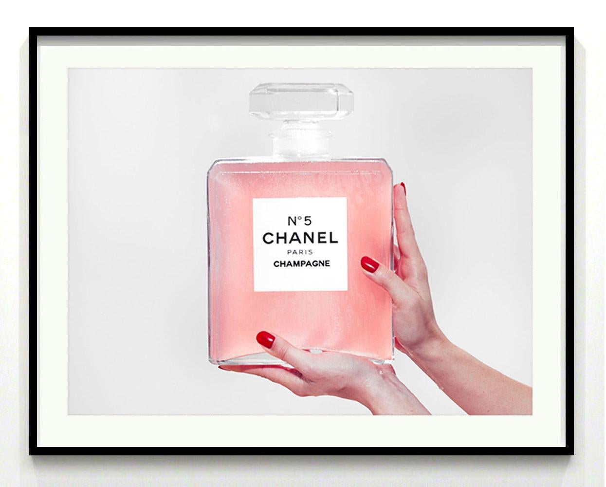 Chanel Champagnergriffe von Tyler Shields – gerahmte Fotografie im Angebot 2