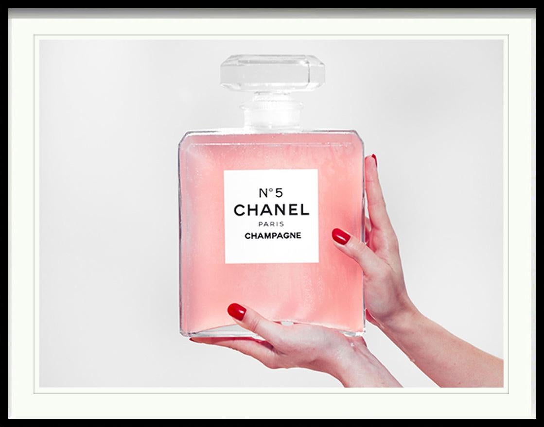 Der in Los Angeles lebende Fotograf Tyler Shields sucht die "Schönheit im Chaos" und fotografiert sowohl junge Models als auch Prominente wie Lindsay Lohan und Mischa Barton. Seine ausgefeilten Editorial-Bilder und surrealistischen Porträts haben