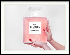 Chanel Champagne Hands by Tyler Shields - Photographie encadrée