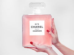 Stampa cromogenica “Chanel Champagne Hands”, INCORNICIATA, tiratura di 3 esemplari
