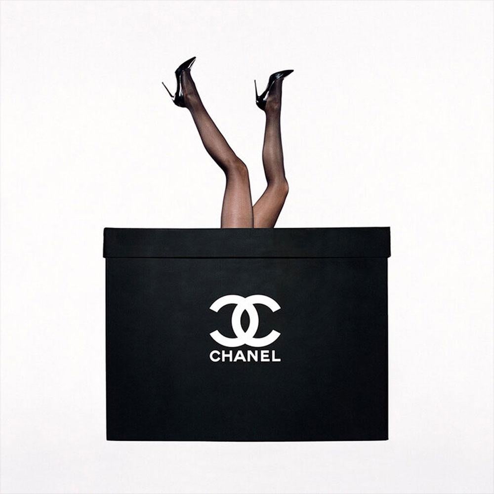 Chanel-Beine von Tyler Shields (Fotografie gerahmt) im Angebot 1