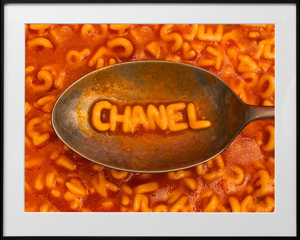 „Chanel Soup“ – chromogener Druck, zeitgenössisch, gerahmt, Auflage: 3