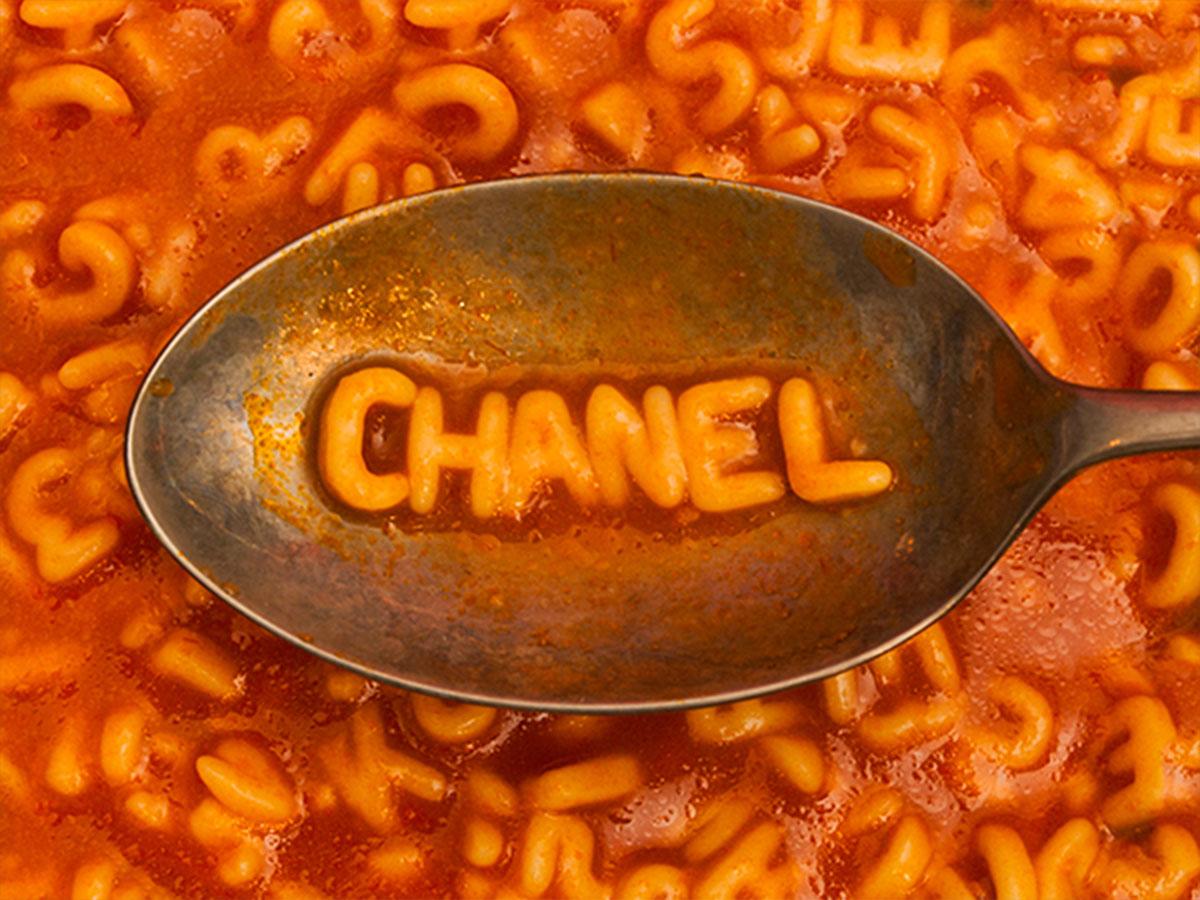 Tyler Shields Color Photograph – Chanel-Suppe