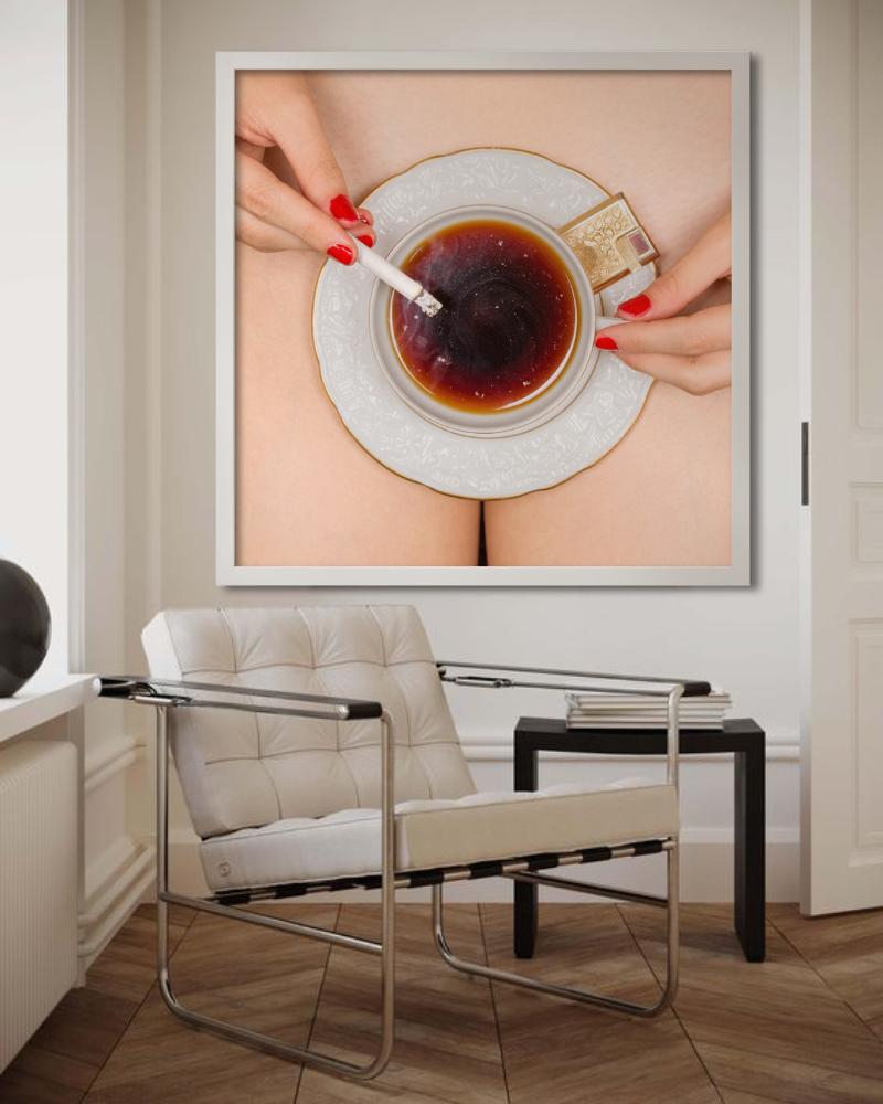 Caffè e sigaretta - Tazza di caffè, sigaretta, nudo, Fotografia d'autore, 2018 - Color Photograph Arancia di Tyler Shields