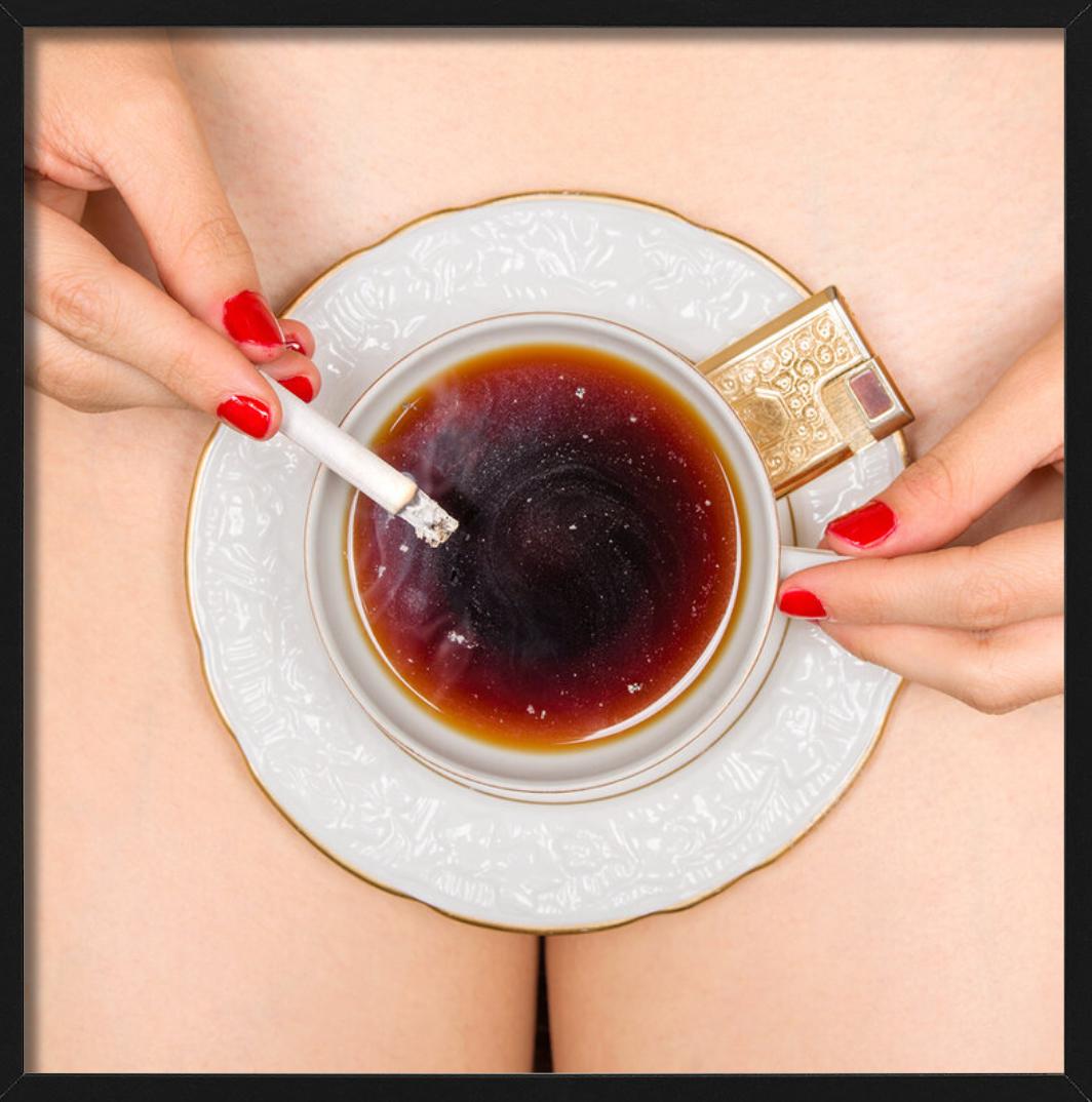 Caffè e sigaretta - Tazza di caffè, sigaretta, nudo, Fotografia d'autore, 2018 in vendita 1