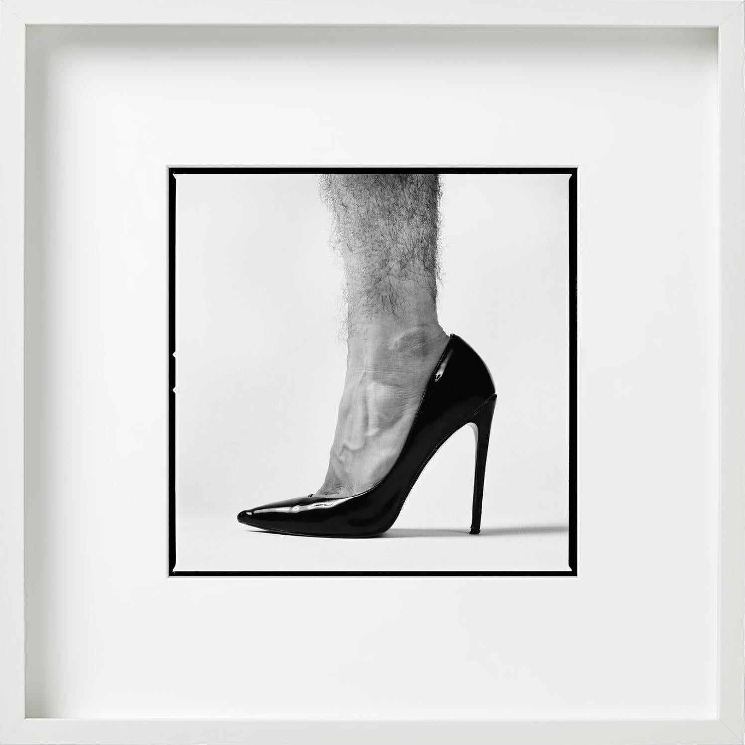 Duality, Schwarzes High Heels mit nacktem, Haarigem Bein, b/ w, Kunstfotografie, 2020 – Photograph von Tyler Shields