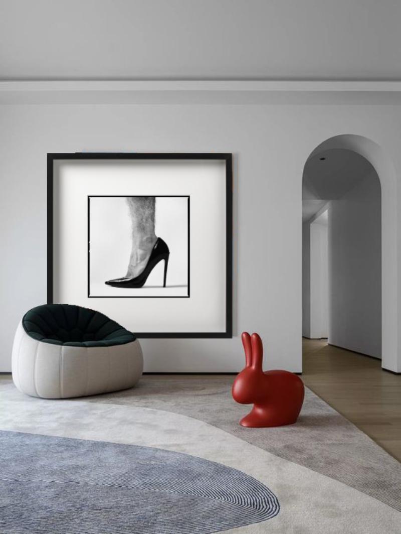 Duality, Schwarzes High Heels mit nacktem, Haarigem Bein, b/ w, Kunstfotografie, 2020 (Zeitgenössisch), Photograph, von Tyler Shields