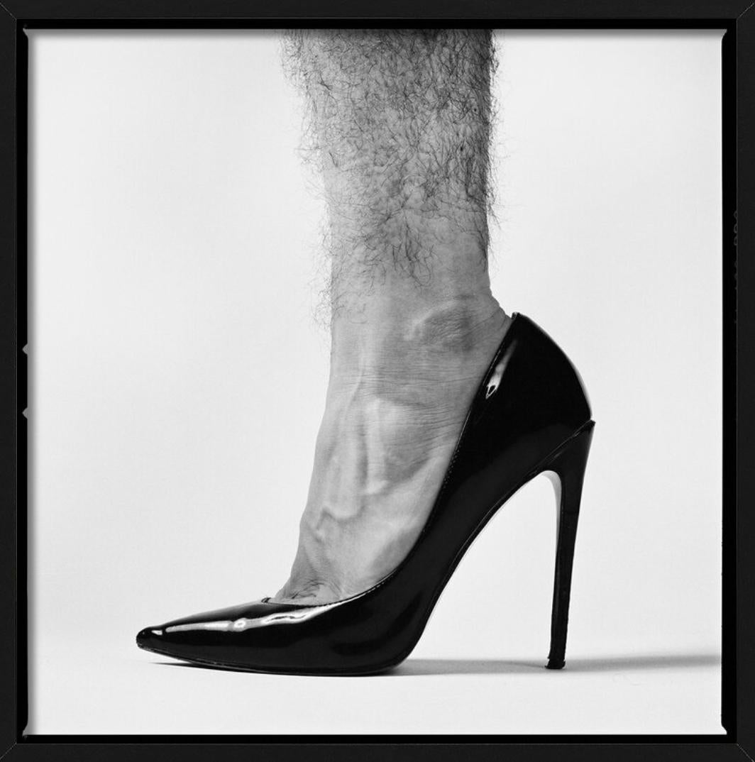 Duality, Schwarzes High Heels mit nacktem, Haarigem Bein, b/ w, Kunstfotografie, 2020 im Angebot 1