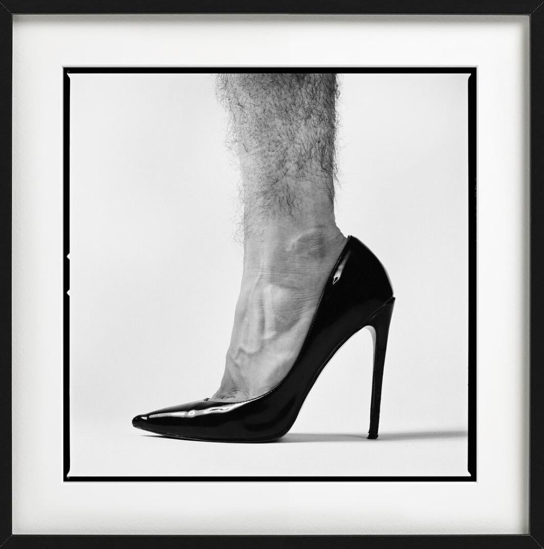 Duality, Schwarzes High Heels mit nacktem, Haarigem Bein, b/ w, Kunstfotografie, 2020 im Angebot 2