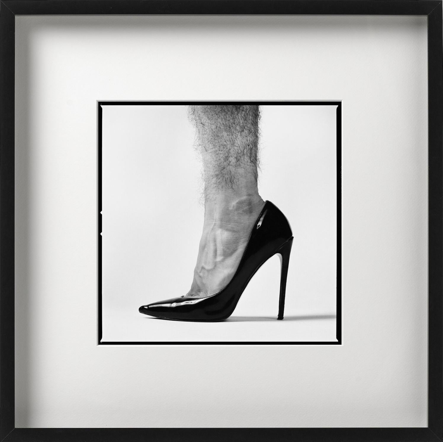 Duality, Schwarzes High Heels mit nacktem, Haarigem Bein, b/ w, Kunstfotografie, 2020 im Angebot 3