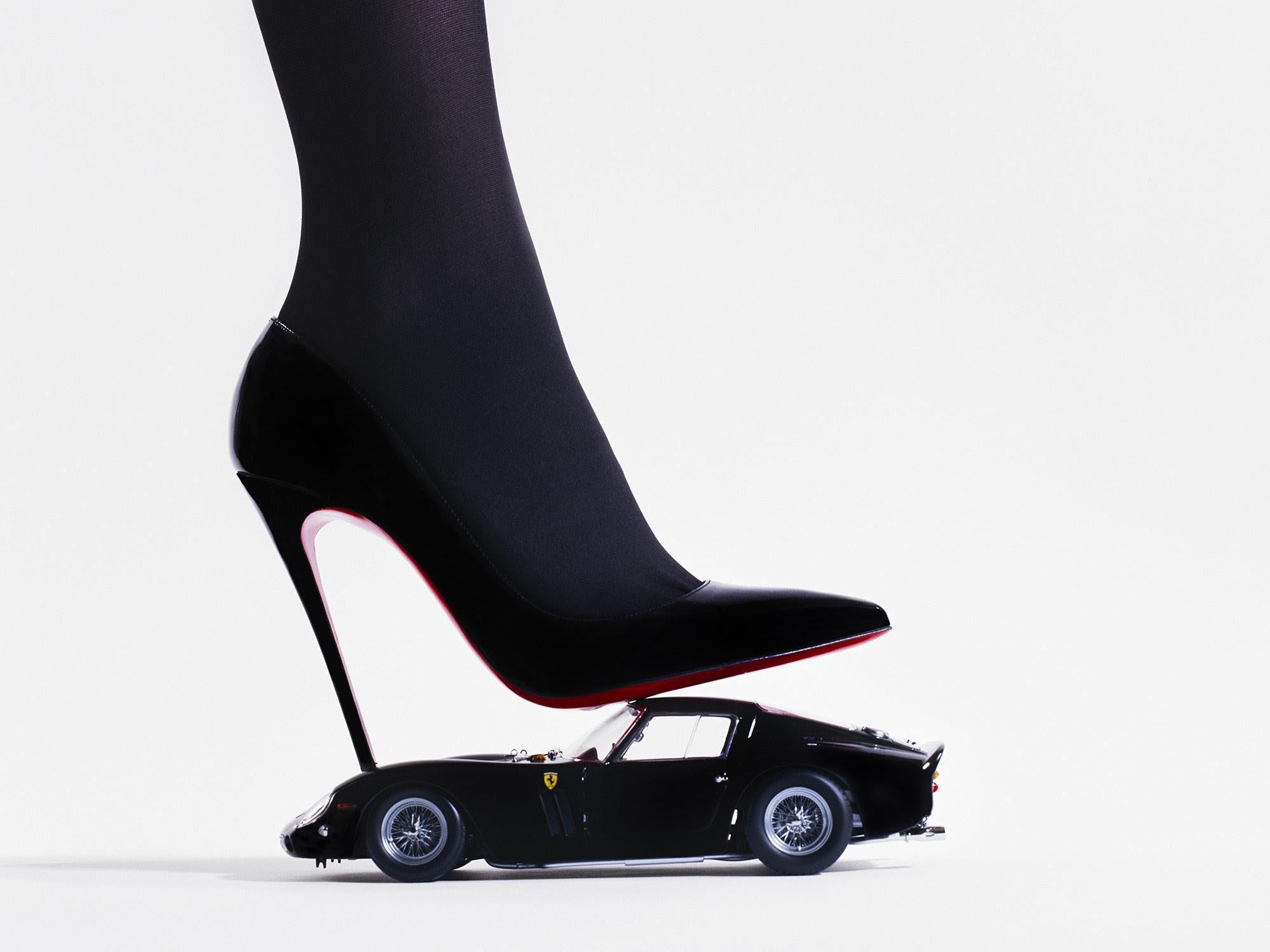 Ferrari High Heels mit hohem Absatz von Tyler Shields – gerahmte Fotografie im Angebot 1