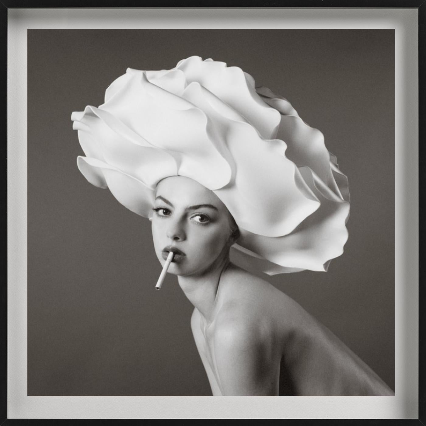 Blumenkopf, Kunstfotografie der bildenden Kunst (Zeitgenössisch), Photograph, von Tyler Shields