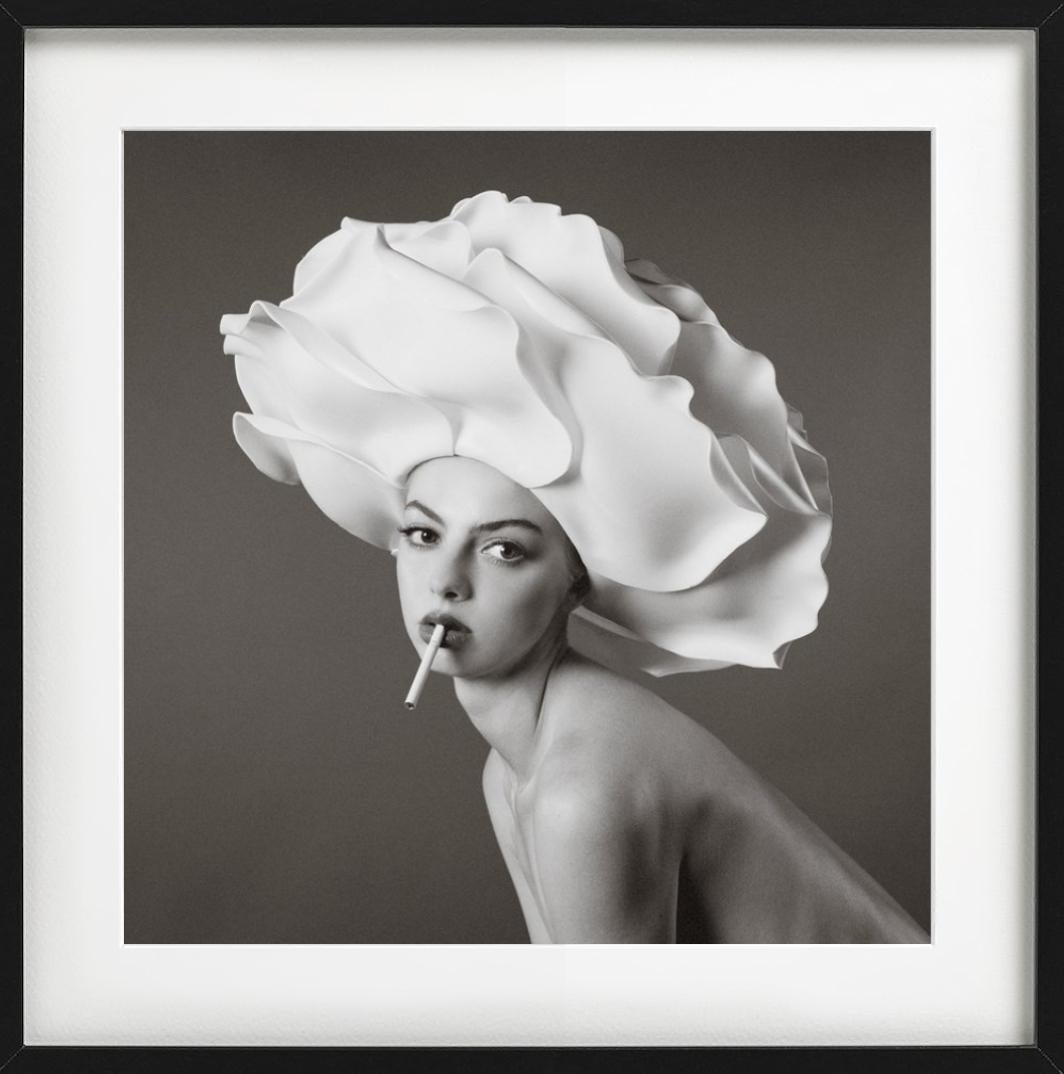 Blumenkopf, Kunstfotografie der bildenden Kunst (Grau), Figurative Photograph, von Tyler Shields