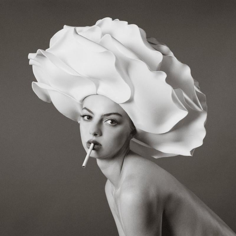Tyler Shields Figurative Photograph – Blumenkopf, Kunstfotografie der bildenden Kunst