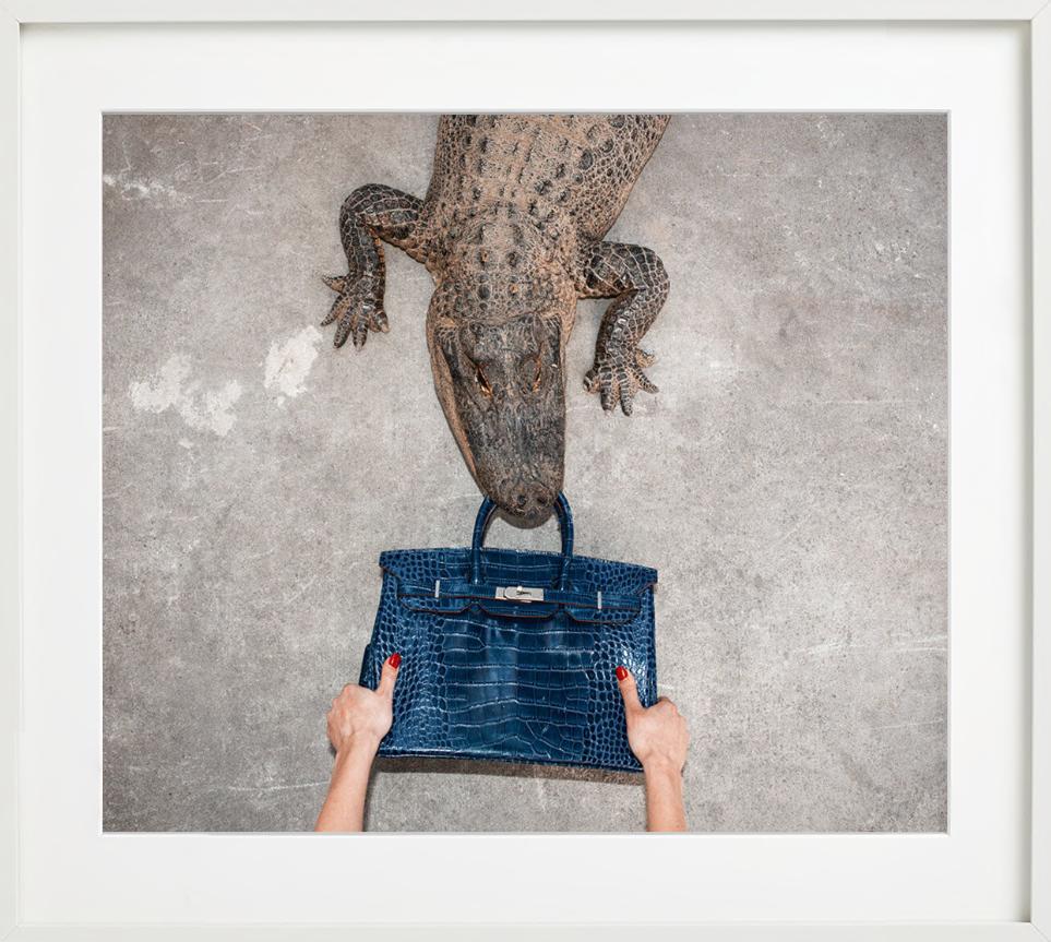 Gator Birkin II, Hand hält Birkin im Kampf mit dem Gator, Kunstfotografie, 2021 im Angebot 2