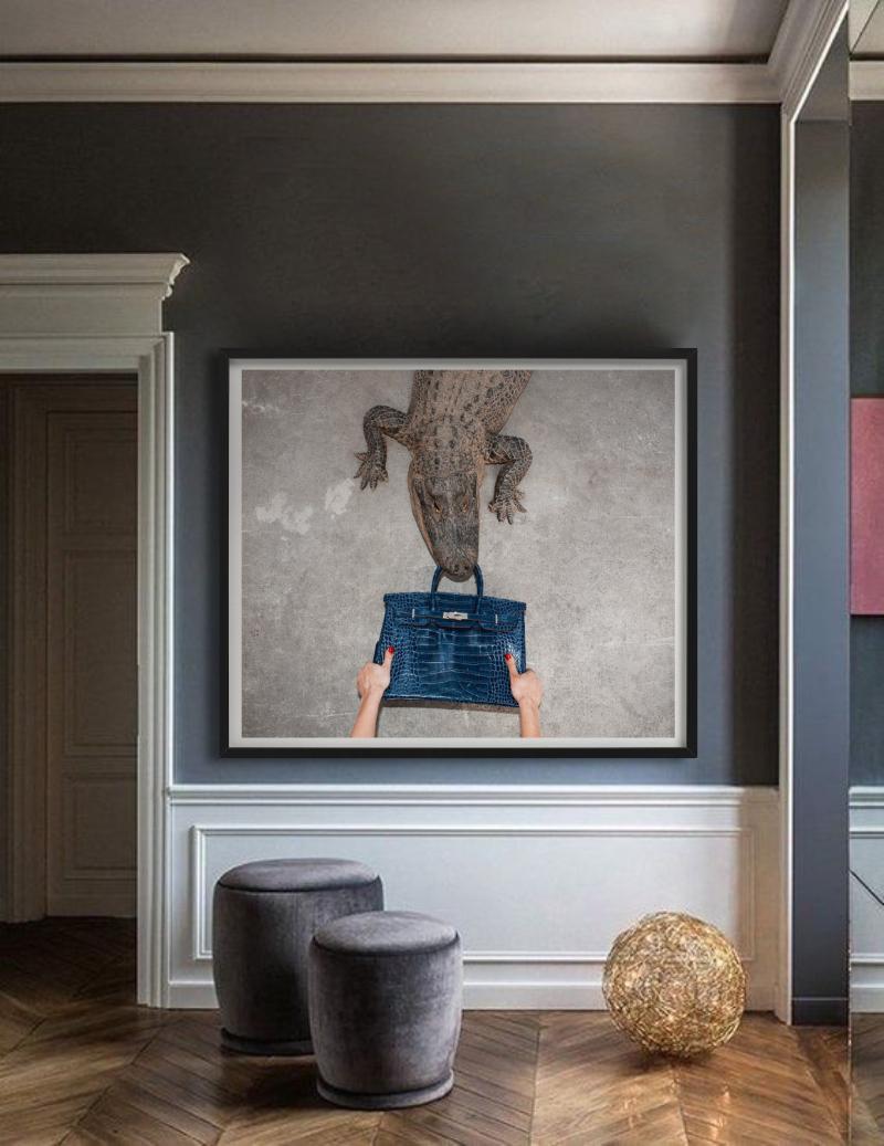 Gator Birkin II, Hand hält Birkin im Kampf mit dem Gator, Kunstfotografie, 2021 im Angebot 3