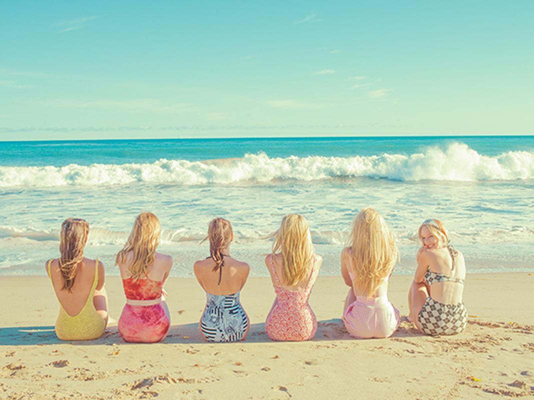 Tyler Shields Portrait Photograph – Mädchen am Strand, Fotografie, Geschichtenerzähler, Hollywood, Meer