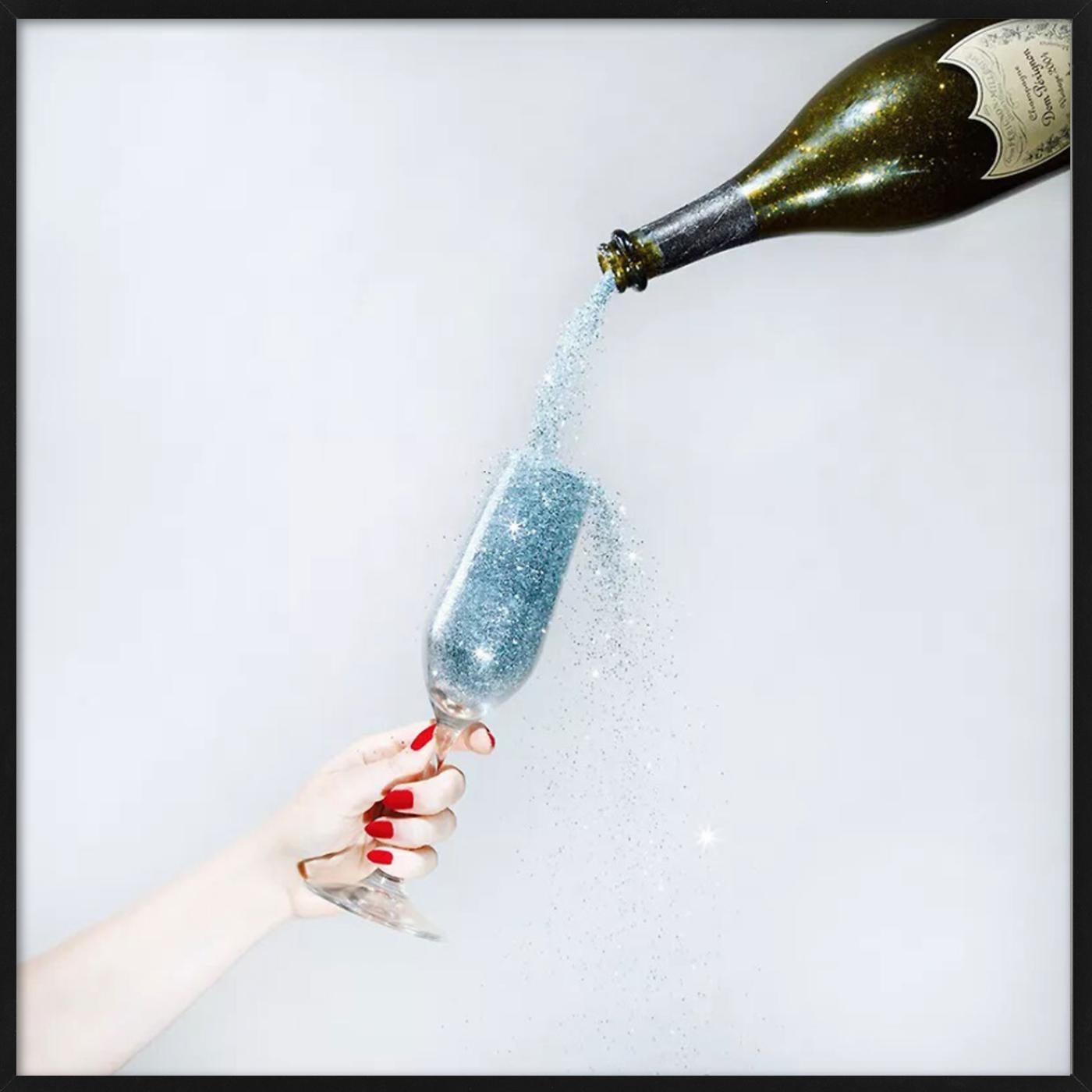 Champán con purpurina, fotografía en color, Fotografía artística - Photograph Contemporáneo de Tyler Shields