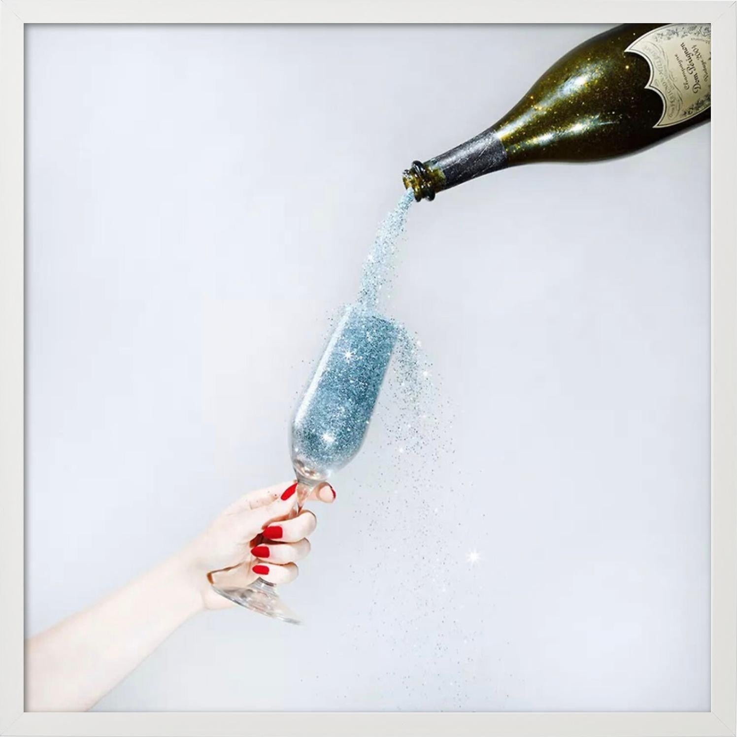 Champán con purpurina, fotografía en color, Fotografía artística - Color Photograph Gris de Tyler Shields