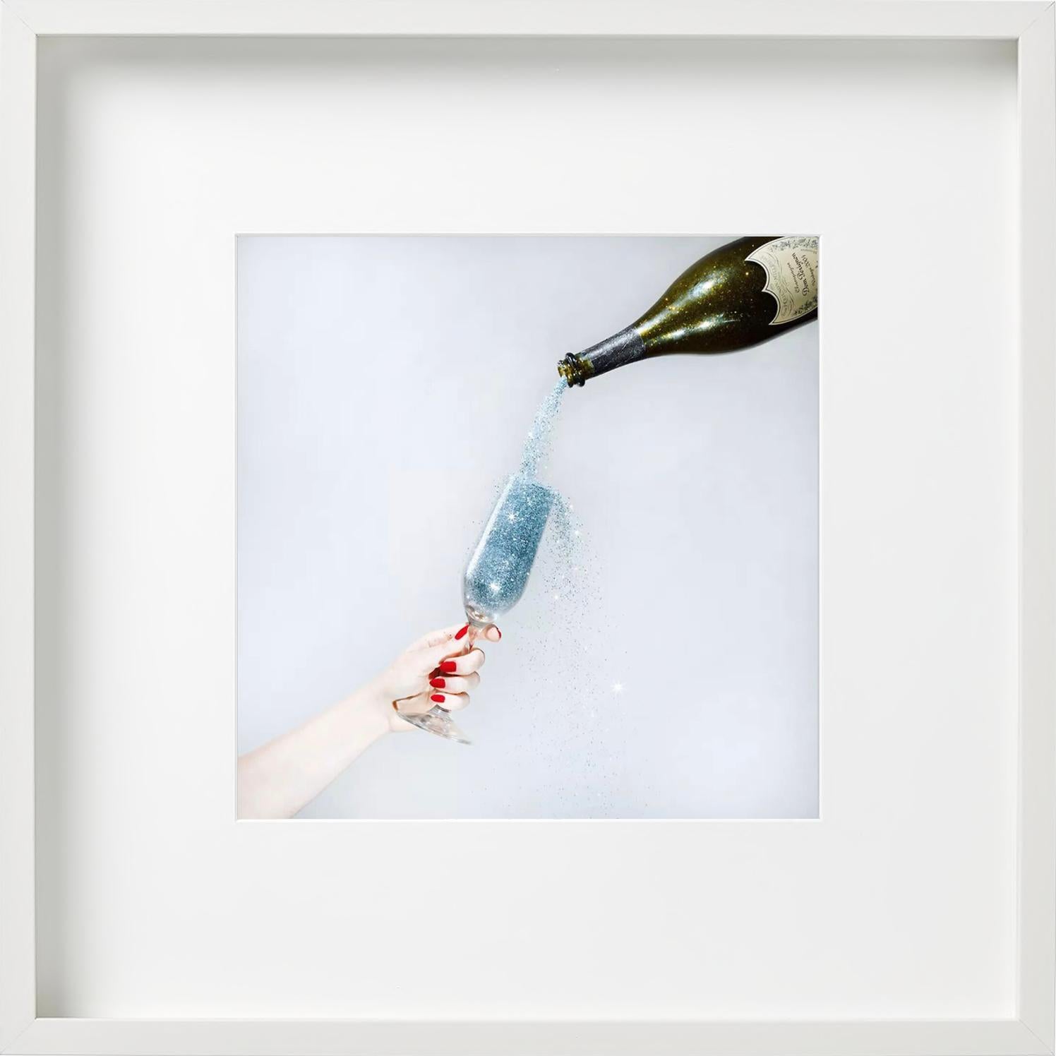 Champán con purpurina, mano sosteniendo una copa de champán con champán con purpurina  fotografiada por Tyler Shields.

Todas las impresiones son de edición limitada. Disponible en varios tamaños. Enmarcado de alta gama a petición.

Todas las