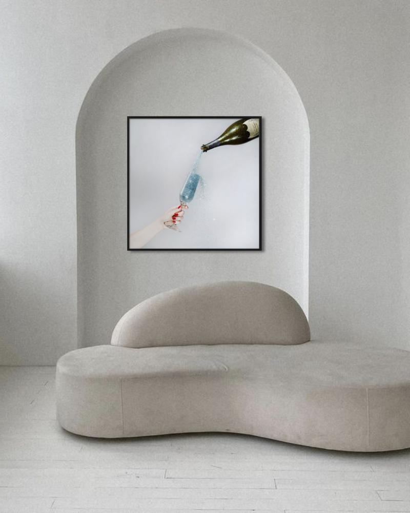 Champán con purpurina, fotografía en color, Fotografía artística en venta 1