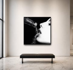 «Glitter Cola», 60 x 60 pulgadas (150 x 150 cm). Fotografía de Tyler Shields. ENMARCADA