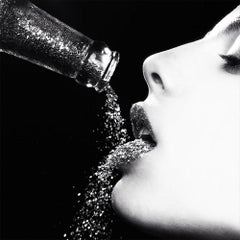 Glitter Cola, 60 x 60 pollici (150 x 150 cm). Fotografia di Tyler Shields, INCORNICIATA