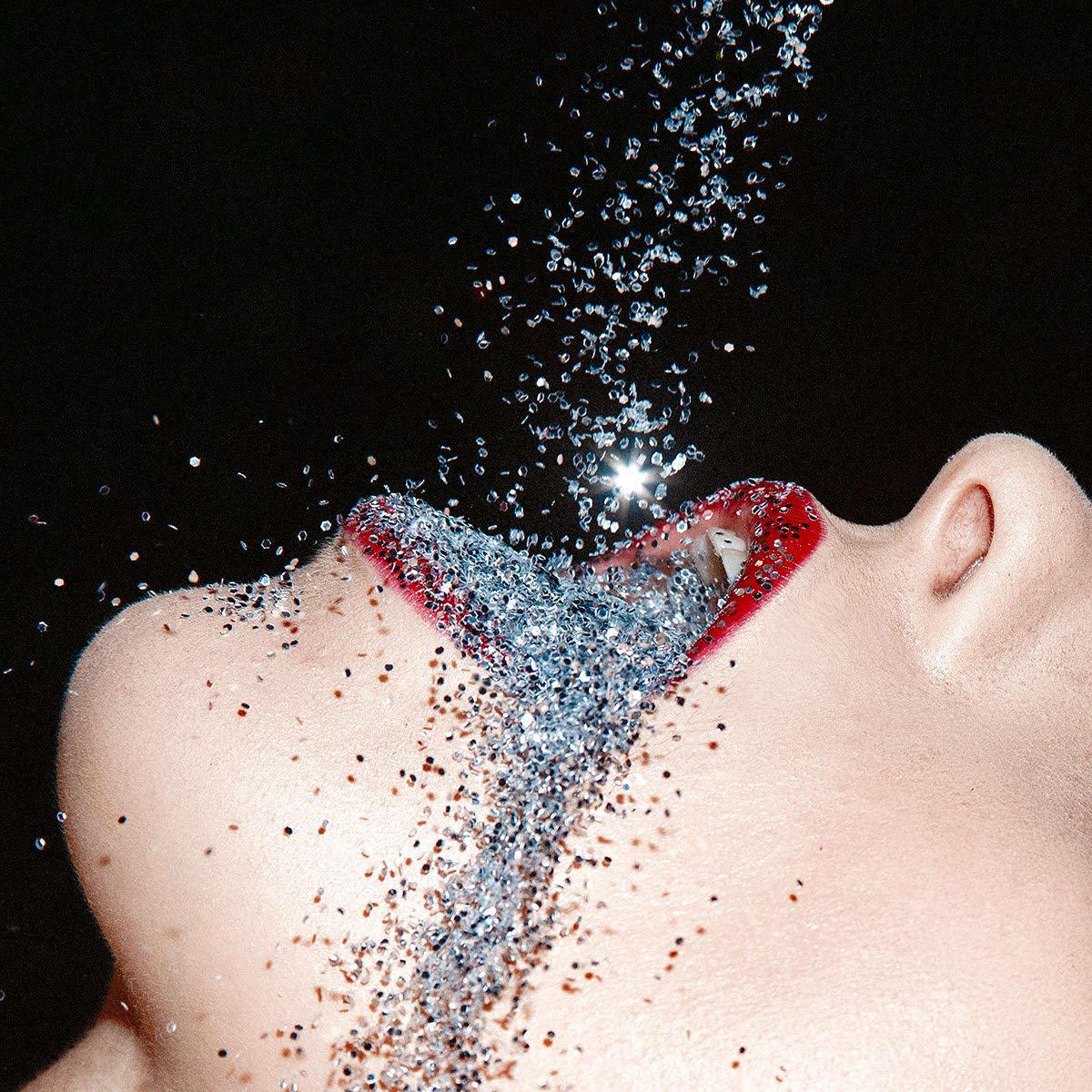 El fotógrafo afincado en Los Ángeles Tyler Shields busca "la belleza en el caos", capturando tanto a jóvenes modelos como a celebridades como Lindsay Lohan y Mischa Barton. Sus pulidas imágenes editoriales y sus retratos surrealistas contienen una