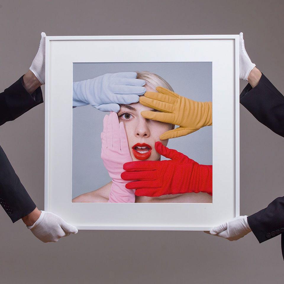 Handschuhe – Photograph von Tyler Shields