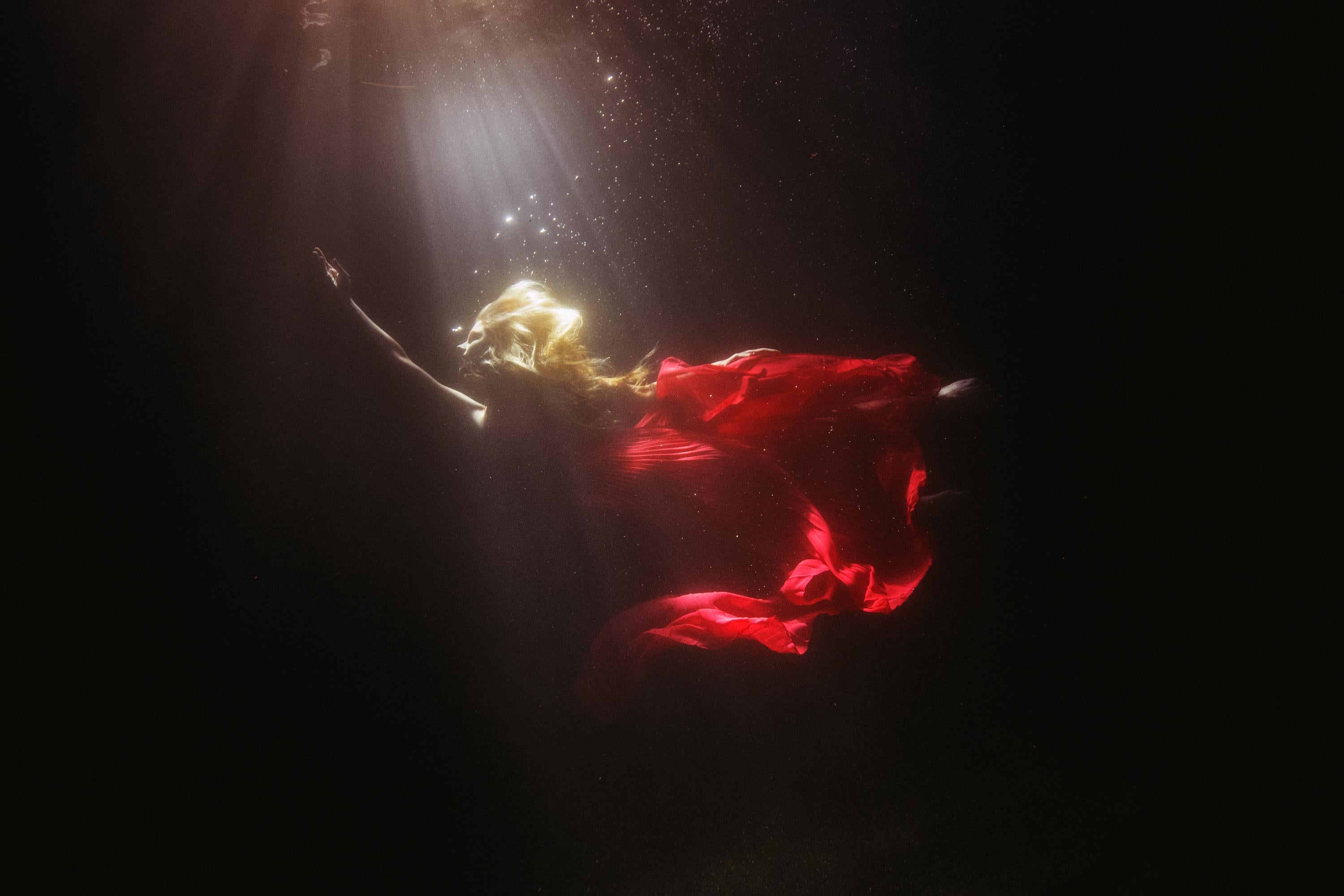 Portrait Photograph Tyler Shields - Déesse, photographie, conteur d'histoires, Hollywood, eau, robe, rouge