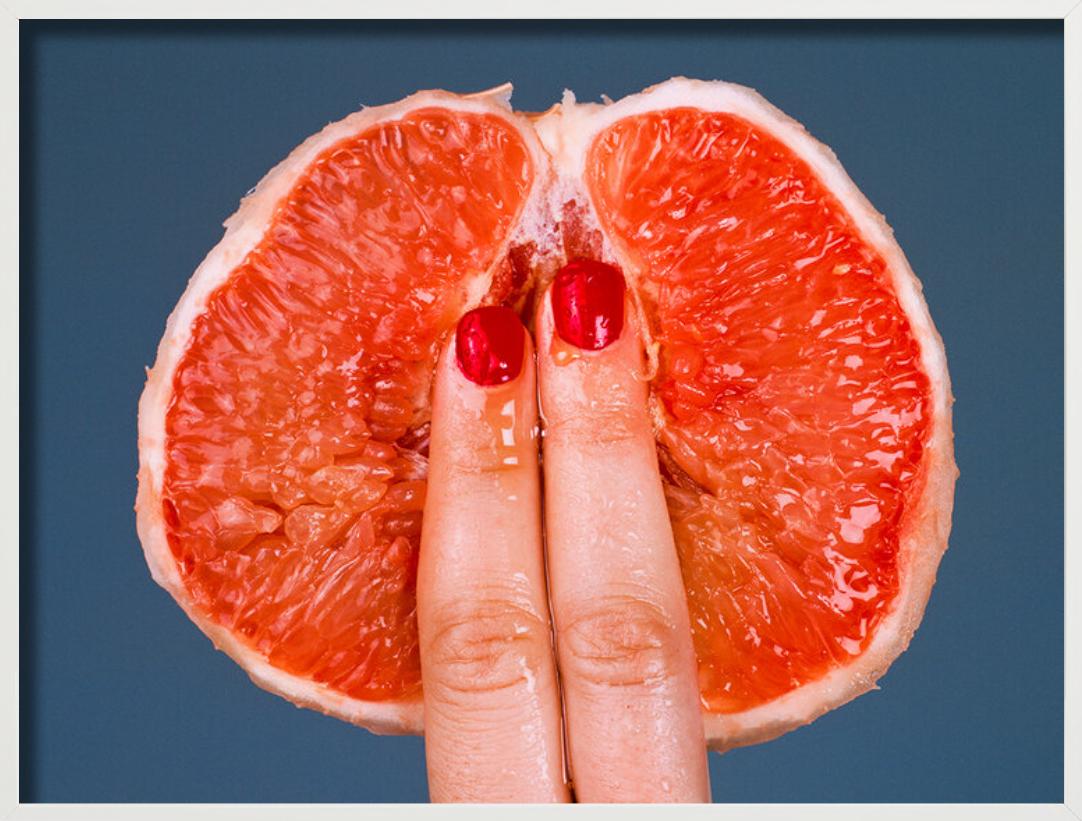 Grapefruit – Obst mit geschliffenen Früchten und Fingern, Kunstfotografie, 2017 im Angebot 5