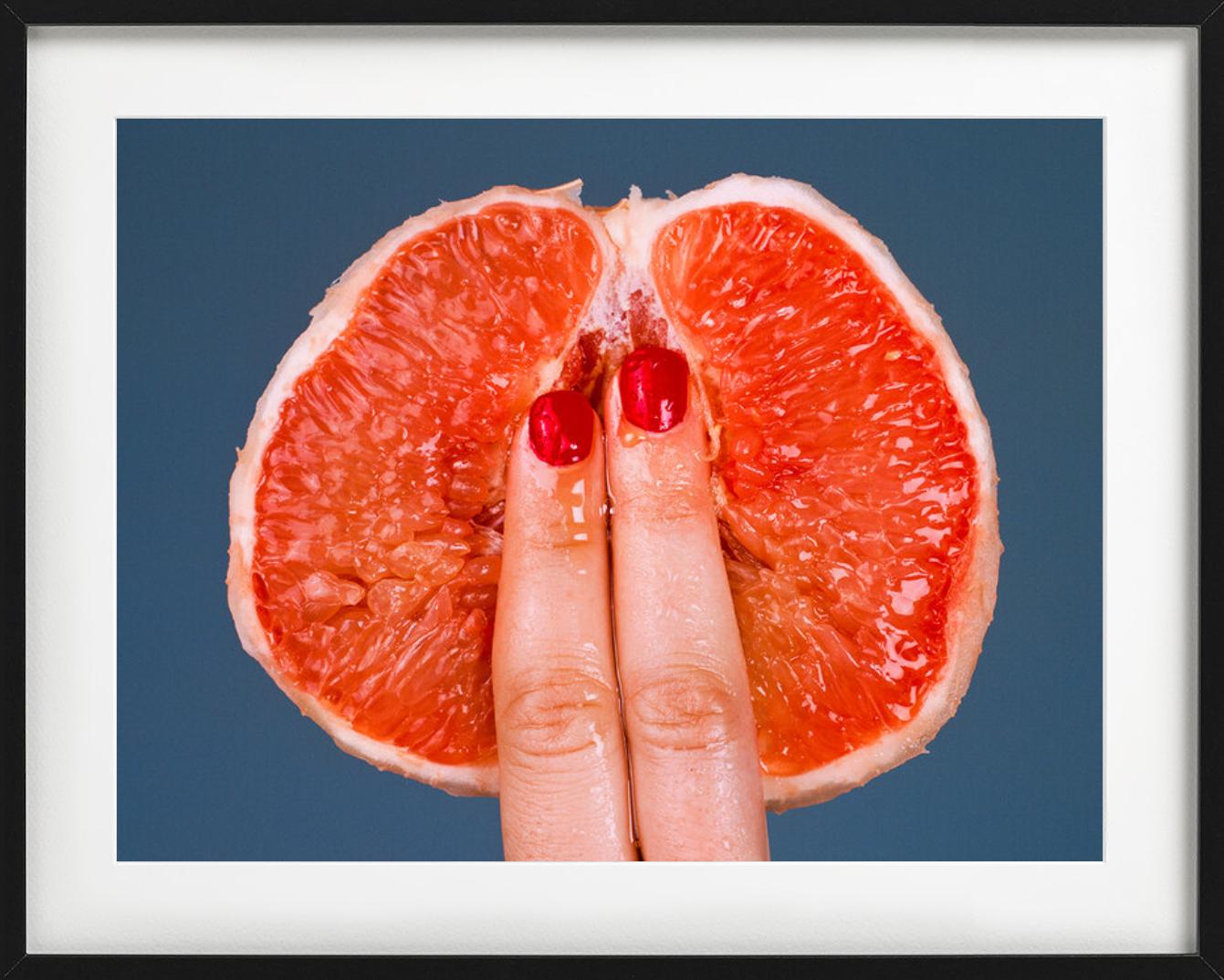 Grapefruit – Obst mit geschliffenen Früchten und Fingern, Kunstfotografie, 2017 – Photograph von Tyler Shields