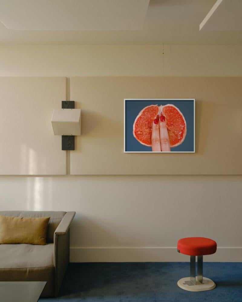 Grapefruit – Obst mit geschliffenen Früchten und Fingern, Kunstfotografie, 2017 (Zeitgenössisch), Photograph, von Tyler Shields