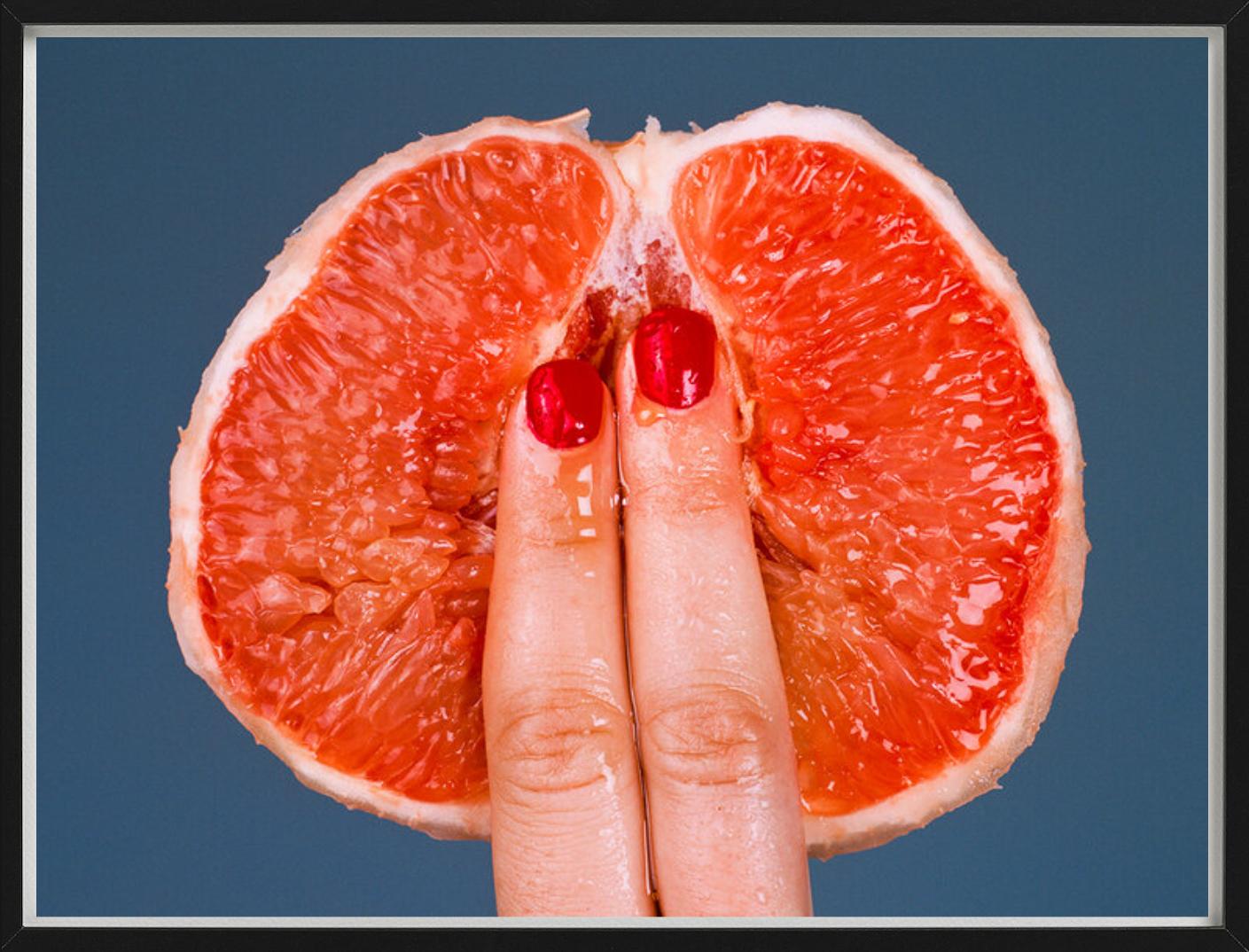 Grapefruit – Obst mit geschliffenen Früchten und Fingern, Kunstfotografie, 2017 (Braun), Figurative Photograph, von Tyler Shields