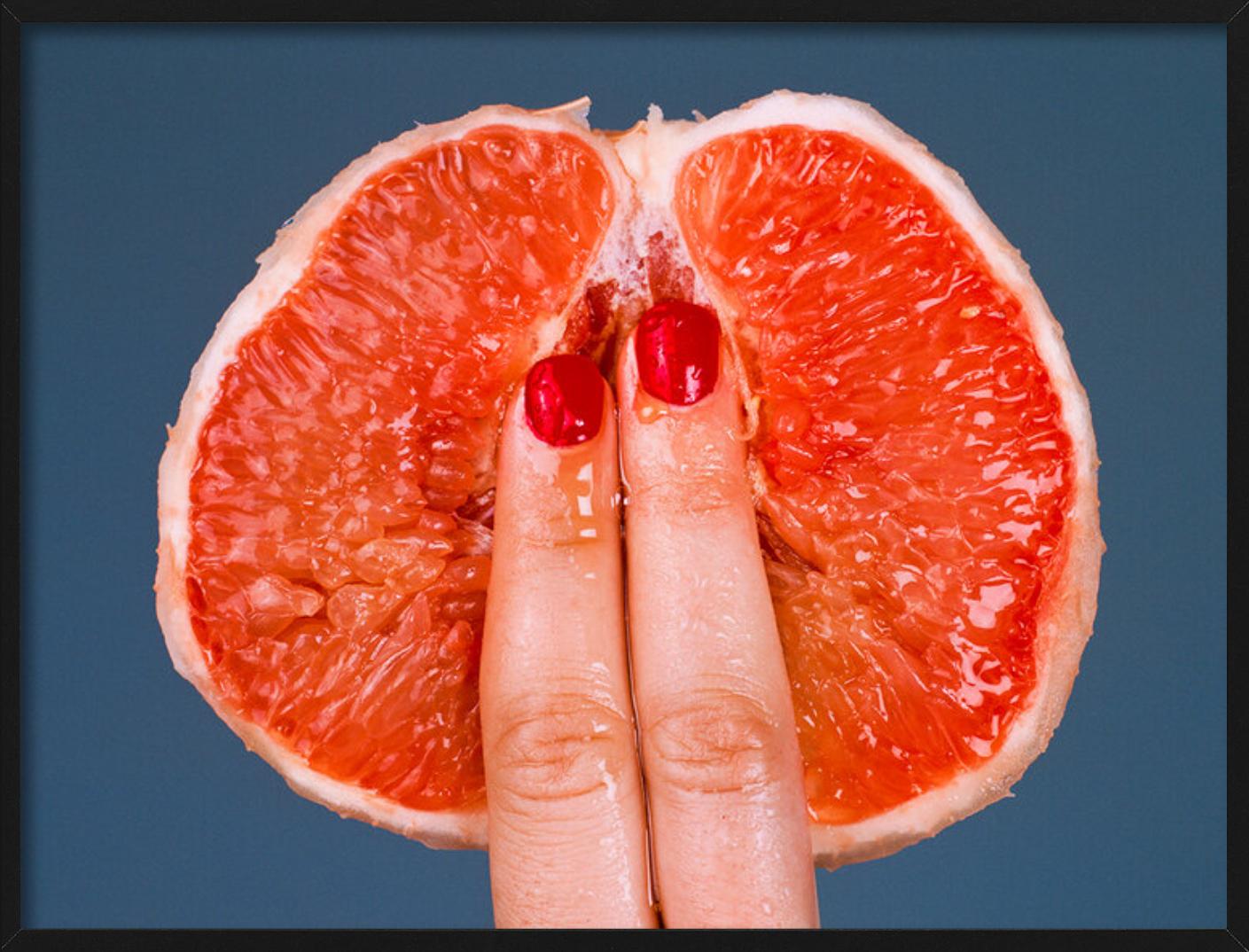 Grapefruit mit zwei Fingern, fotografiert von Tyler Shields im Jahr 2017. 

Alle Drucke sind in limitierter Auflage erhältlich. Erhältlich in mehreren Größen. Hochwertige Einrahmung auf Anfrage.

Alle Drucke werden von der Künstlerin oder dem