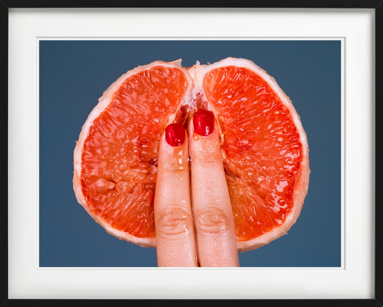 Grapefruit – Obst mit geschliffenen Früchten und Fingern, Kunstfotografie, 2017 im Angebot 1