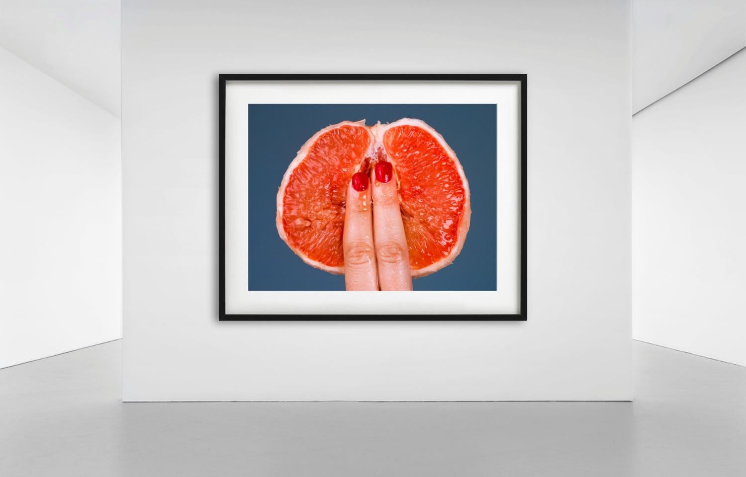 Grapefruit – Obst mit geschliffenen Früchten und Fingern, Kunstfotografie, 2017 im Angebot 2