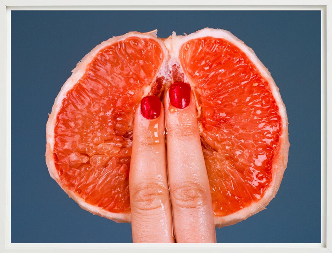 Grapefruit – Obst mit geschliffenen Früchten und Fingern, Kunstfotografie, 2017 im Angebot 3